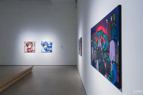 ▲《ART OF MIKU》展場可見多幅以初音未來為題的當代藝術作品，呈現截然不同的創作風格。（圖／翻攝自ART OF MIKU）
