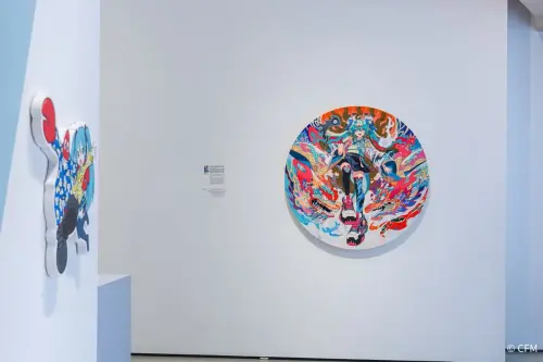 ▲《ART OF MIKU》展出色彩鮮明的初音未來作品，讓經典雙馬尾形象融入藝術家的個人創作語彙。（圖／翻攝自ART OF MIKU）