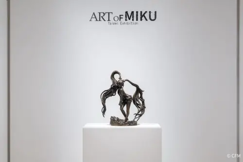 ▲《ART OF MIKU》現場展出初音未來雕塑作品，從平面繪畫到立體創作都能在展場看見。（圖／翻攝自ART OF MIKU）