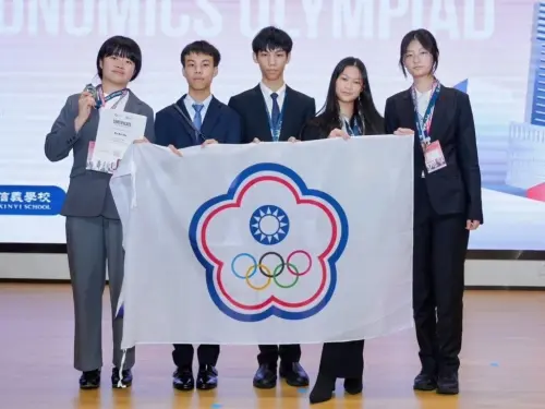 ▲台灣5名高中生代表隊在2026國際經濟學奧林匹亞表現亮眼，勇奪1金2銀2銅，其中林彥甄更摘下本屆賽事全球唯一女性金牌，寫下台灣隊亮眼紀錄。（圖／台灣經濟學奧林匹亞提供）