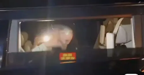 ▲虞書欣下班路被雷射筆射臉，據傳那是侯明昊粉絲做的。（圖／翻攝自微博）