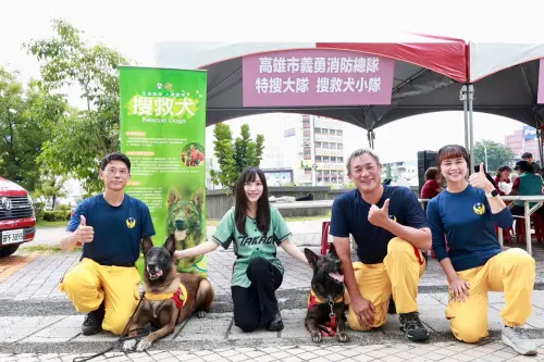 ▲黨部主委、立委黃捷感謝各界的響應以及搜救犬隊特別帶來「傳八」、「MOMO」兩隻搜救犬在現場參與宣導。（圖／民進黨高市黨部提供）