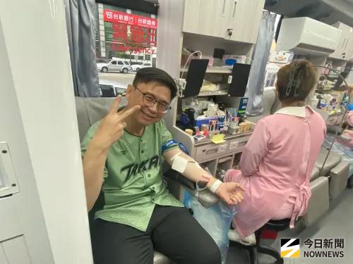 ▲平時也固定捐血賴瑞隆表示，自己約每三個月捐一次，呼籲高雄市民在血液需求迫切的時候，一起響應捐血行動。（圖／記者郭凱杰攝,2026.08.09）