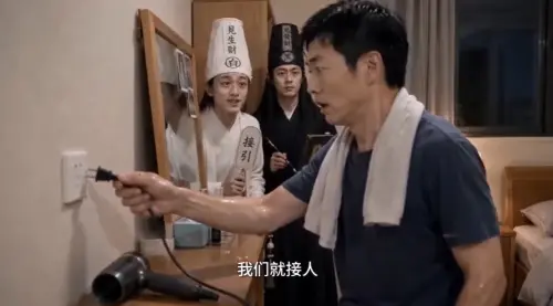▲影片將微波爐放金屬物、濕手碰插座等危險行為融入劇情，用「地府梗」包裝消防知識，意外引發熱議。（圖／翻攝自社群影片）