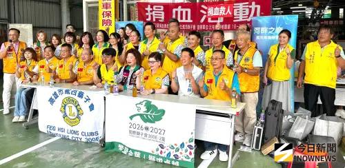 ▲國際獅子會300E-2區捐血委員會與沅裕汽車檢驗廠共同舉辦公益捐血活動，由捐血委員會主席黃麗蘭(前排右3)主持，以紓解血荒。(圖／記者黃守作攝，2026.08.09)