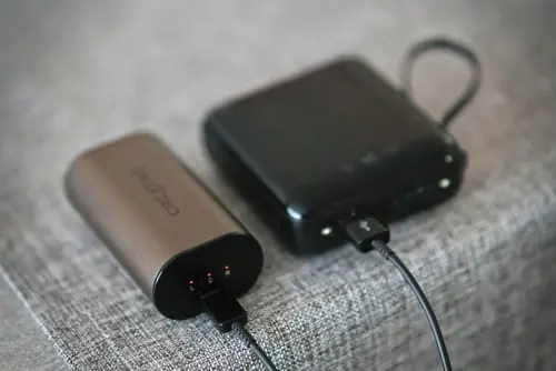 ▲應避免將行動電源放在棉被、沙發等上充電，這類地方容易積熱，建議改放在桌面等平坦處使用。（圖／取自unsplash）