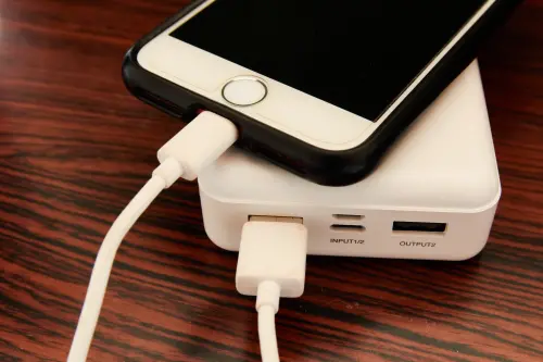 行動電源怕熱別亂放！冷氣房「這位置」超危險　充電壞習慣恐釀災