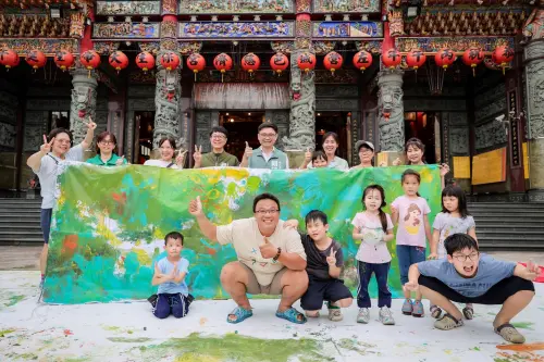 尹立親子共繪　邀大小朋友用彩繪認識家鄉