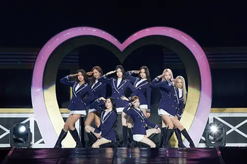 ▲少女時代當年出道，一排美腿排開成了經典的團體標誌。（圖／Facebook@소녀시대(Girls' Generation)）