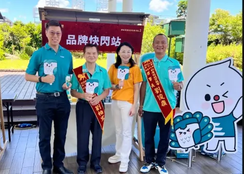 ▲益富執行長馬述壯(左)與主普劉唐社宗親會、基隆市文化觀光局局長江亭玫(右2)宣傳快閃站活動。(圖/益富公司提供)