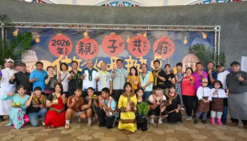 ▲台灣家扶基金會北高雄家扶中心邀請四位經驗豐富的總舖師帶領北高雄家扶中心偏鄉及多元族群家庭，從洗菜、備料、烹調到擺盤及現場環境布置等，完成當晚的辦桌宴席。(圖／北高雄家扶中心提供)