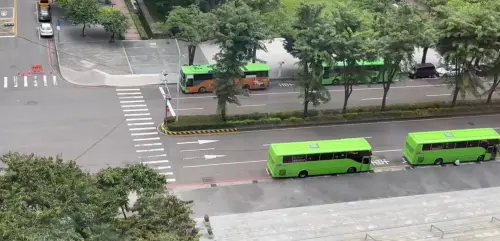 ▲警報響起後，道路變成空城，公車都暫時停靠路邊。（圖／記者顏幸如攝，2026.08.10）
