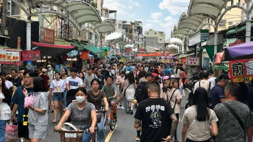 ▲活動期間旗津老街人潮滿滿。（圖／高市府觀光局提供）