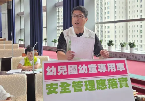 中市娃娃車闖紅燈逆向　三年違規百件議員批失職