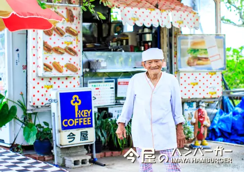 ▲今屋漢堡餐車主人，綽號宇宙人（外星人）的今崎勝美爺爺。（圖／今屋漢堡imayahamburger.com）