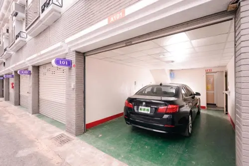 ▲汽車旅館一房一車庫，解決找停車位的問題，不用帶行李在大廳排隊登記。（圖／竹北哈密瓜MOTEL）