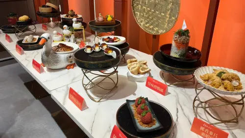▲人氣餐廳「鴨點棧」華夏新分店，除了端出招牌的「烤鴨多吃」之外，菜單將增加更多樣化的港式點心，還有活蟹、活魚等生猛海鮮料理。（圖／翻攝畫面）