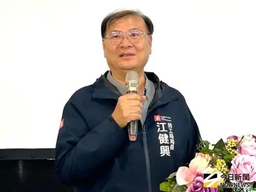 ▲高雄市政府勞工局局長江健興說明該局推動原住民就業促進與培力的情形。(圖／記者黃守作攝)