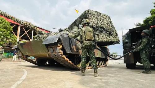 ▲漢光42號演習，M1A2T在戰術位置首度公開野戰油料整補，車上的金屬製「無人機防護網」也是第一次亮相。（圖／記者陳韻年, 2026,08,10）