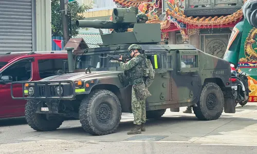 ▲漢光42號演習，M1A2T進行油料整補時，M1167裝甲悍馬拖式飛彈車、官兵們都在周圍進行戒備。（圖／記者陳韻年攝, 2026,08,10）