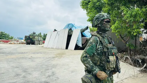 ▲漢光42號演習，M1A2T進行油料整補時，雲豹甲車、官兵們都在周圍進行戒備。（圖／記者陳韻年攝, 2026,08,10）