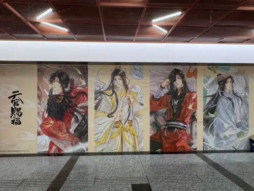 ▲《天官賜福》主題快閃店進駐DREAM PLAZA，B2連通道也能看到花城、謝憐等角色大型主視覺。（圖／記者林若瑋攝）