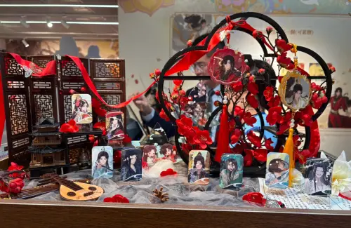 ▲《天官賜福》快閃店將周邊商品融入古風造景，紅梅、屏風、流蘇等元素讓展示區更有作品氛圍。（圖／記者林若瑋攝）