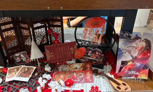 ▲現場以紅傘、屏風、樂器等元素打造《天官賜福》商品展示區，花城、謝憐周邊藏在各個角落。（圖／記者林若瑋攝）