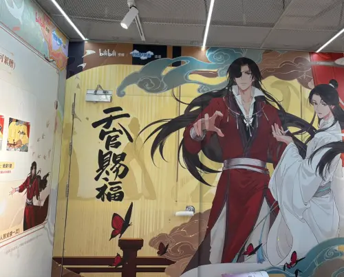 ▲《天官賜福》快閃店打造花城、謝憐大型角色牆，紅、白配色相當醒目。（圖／記者林若瑋攝）
