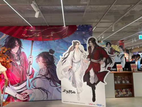 ▲花城、謝憐大型立牌現身DREAM PLAZA，搭配後方巨幅主視覺成為快閃店必拍打卡點。（圖／記者林若瑋攝）