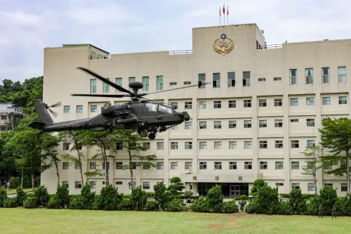 漢光42》國軍阿帕契首度飛抵海巡署　陸海協同再升級