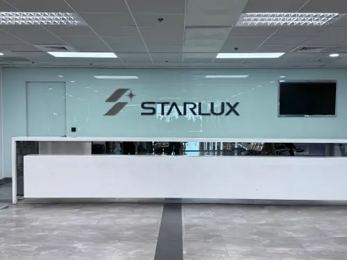 ▲星宇航空在高雄小港機場已經有辦公室、服務櫃台、貴賓室進駐，出發首波航線將是日本的神戶與沖繩，今日無預警開賣。（圖／記者葉盛耀攝）