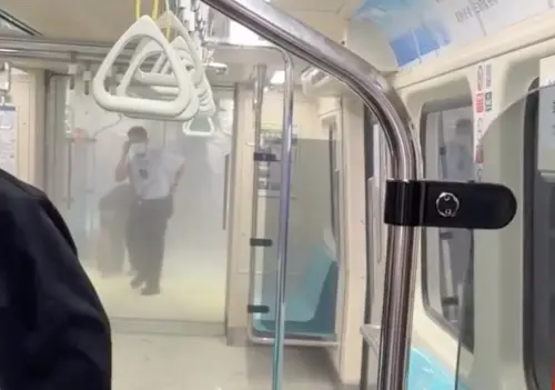 又是行動電源冒煙！北捷板南線「旅客全被請下車」　車廂畫面曝光
