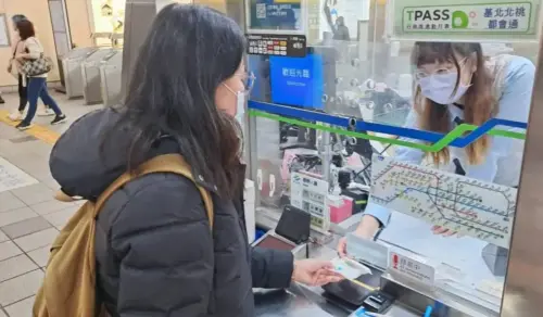 ▲女性旅客臨時遇到生理期來，萬一沒有衛生用品應急或者身上沒零錢可以購買，北捷還有在詢問處提供免費衛生棉可以拿。（圖/台北市政府提供）
