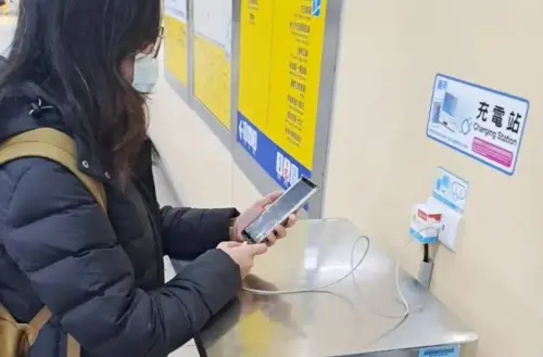 ▲北捷全線117個車站一共有高達290組充電座，今年也全面升級可支援Type-A及Type-C兩種規格，歡迎民眾使用。（圖/台北市政府提供）