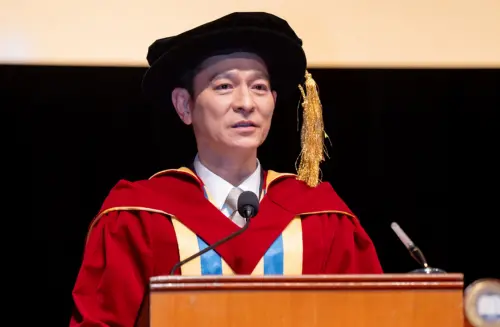 64歲劉德華榮升博士！香港浸大校長盛讚：AI永遠無法取代他