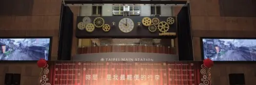 ▲當初微風打造的指標性報時裝置「嘟嘟鐘」（Choo Choo Clock），也將重新走入歷史。（圖／微風提供）