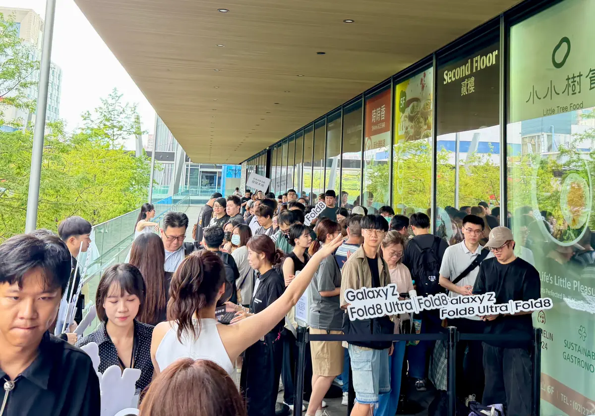 ▲為搶先領取Galaxy Z Fold8系列新機，加上IVE演唱會門票排隊禮加持，三星微風南山旗艦體驗館外一早就出現長長人龍。（圖／記者周淑萍攝）