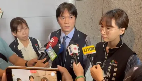▲台中市法制局長李善植、秘書處長李佳蓁說明勞務採購案疑雲。（圖／記者顏幸如攝，2026.08.11）