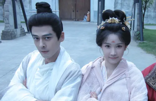▲郭品超（左）在《御廷謠》已婚的情況下，喜歡上張南飾演的女學生沈知禮（右）。（圖／翻攝自微博@張南_zZ）