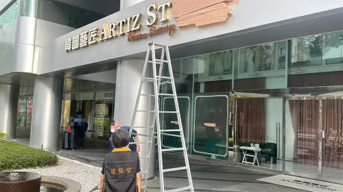 ▲韓國藝匠台北門市外觀可見招牌部分遭遮蔽，現場並有梯具，北市消保官前往稽查，了解業者營運及消費者權益情形。（圖／北市府提供）
