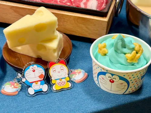 ▲《哆啦A夢》口袋小吊飾，有哆啦A夢、哆啦美2款。（圖／記者蕭涵云攝）