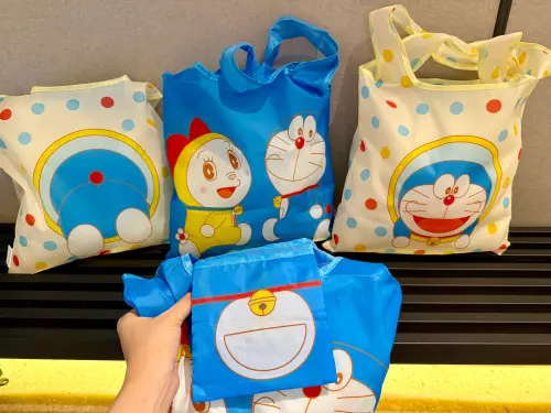 ▲「環保購物袋」2款，哆啦A夢款背後還有屁股，兄妹款則為單面設計。（圖／記者蕭涵云攝）