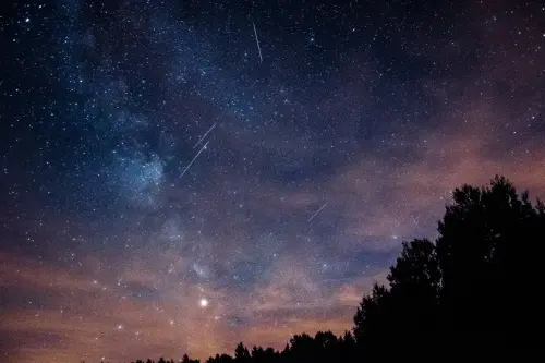 2026英仙座流星雨8/12晚間大爆發！台北、台南、花蓮觀賞地點攻略