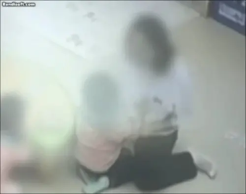 ▲台韓接連傳出虐童醜聞！這次換南韓幼師針扎3歲童（圖／截自The JoongAng）