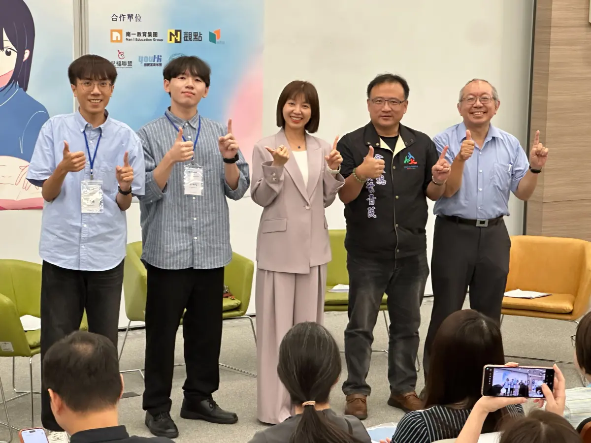 ▲民進黨立委張雅琳（中）、全教總理事長葉青芪（右2）、國教行動聯盟常務理事張文昌（右1）呼籲親師生應理性溝通，才能健全教學環境。（圖／記者張鴻儀攝）
