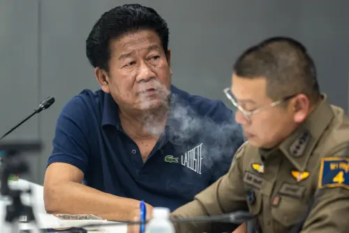 這像犯人嗎？前議員槍殺官員後在警局抽菸開記者會　泰總理震怒了
