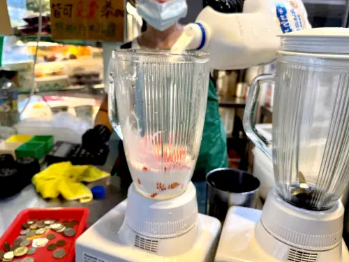 ▲店家現打木瓜牛奶，放入木瓜塊後只倒入牛奶。（圖／記者蕭涵云攝）
