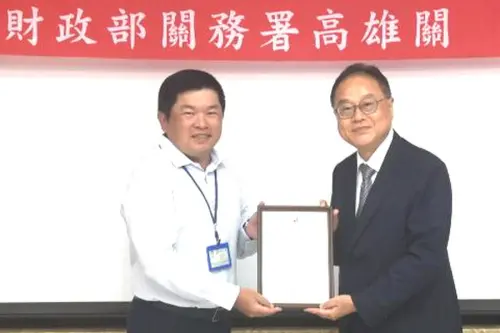 ▲財政部關務署高雄關副關務長羅文禎(右)到裕鐵企業公司頒發安全認證優質企業(AEO)認證證書，由裕鐵企業總經理林敬航(左)代表接受。(圖／關務署高雄關提供)