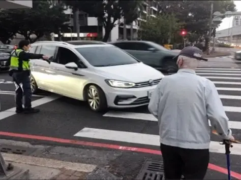 ▲高雄自去年底推動「路口關懷機制」，高齡者路口死亡由去年同期的42人降至25人，降幅達4成。（圖／高市警局交通大隊提供）